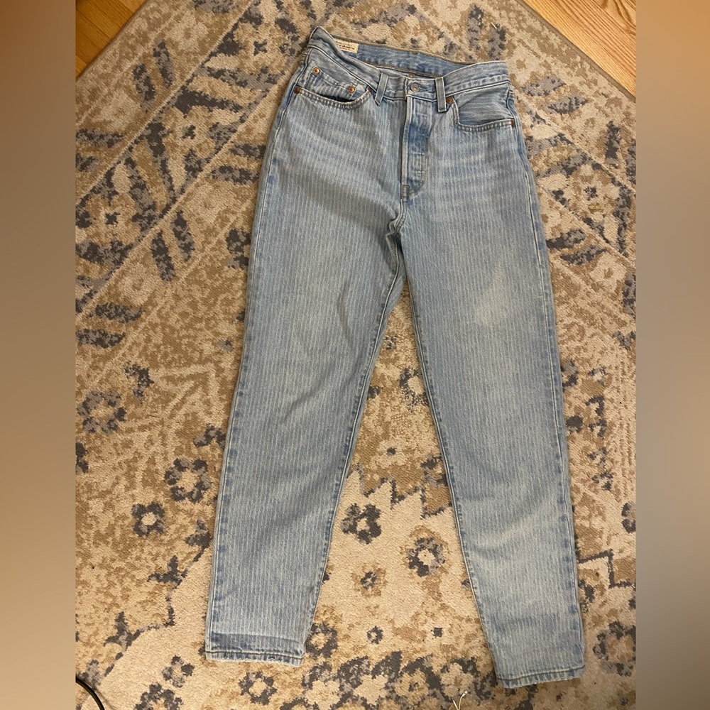 Levi’s 501 81’ Light Wash Striped Jeans Women’s Size 28 x 31 Like NEW